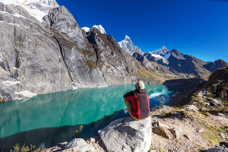 秘鲁科迪勒拉山脉的远足场景