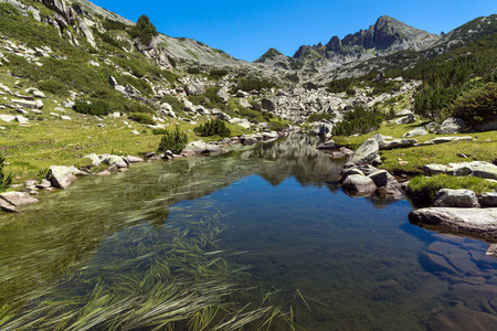 保加利亚Pirin山Valyavitsa湖和Dzangal峰夏季景观