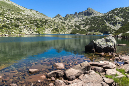 保加利亚Pirin山Valyavitsa湖和Dzangal峰夏季景观