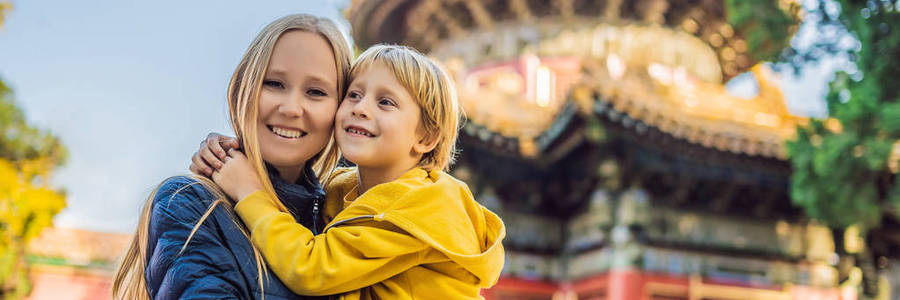 享受在中国度假的乐趣。紫禁城的妈妈和儿子带着孩子来中国旅游的概念。免签证免费过境 72小时, 144小时在中国横幅, 长格式