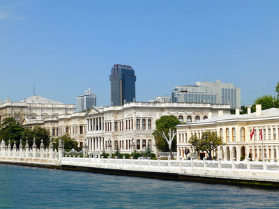 土耳其伊斯坦布尔的 dolmabahce 宫。从博斯普鲁斯海峡看