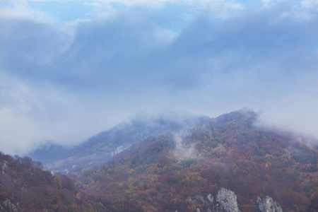 秋天的景色在群山中美丽的树叶和薄雾云