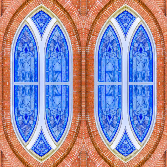 教堂上不锈钢窗户的反射. 镜像对称反射轴上的几何万花筒图案.