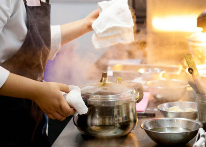 个 厨师在厨房准备食物,厨师烹饪,厨师装饰,菜肴特写. 相似素材图片