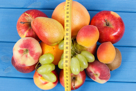 用含有营养维生素和矿物质的新鲜天然水果进行卷尺测量健康生活方式