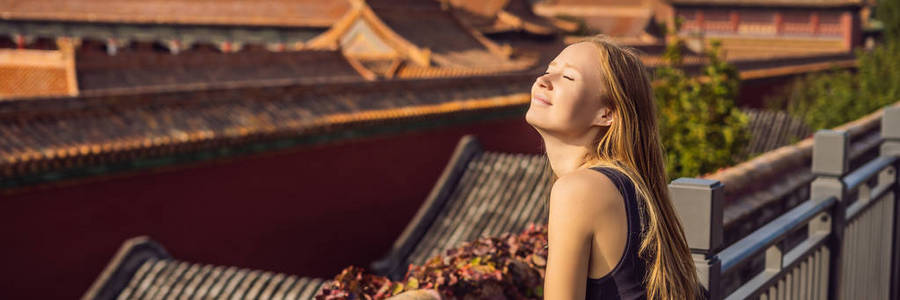 享受在中国度假的乐趣。紫禁城的年轻女子。中国旅游理念。免签证免费过境 72小时, 144小时在中国横幅, 长格式