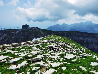 位于瑞士圣加伦州杜肯堡地区和瓦兰塞湖之间的丘尔弗林登山脉的高山峰