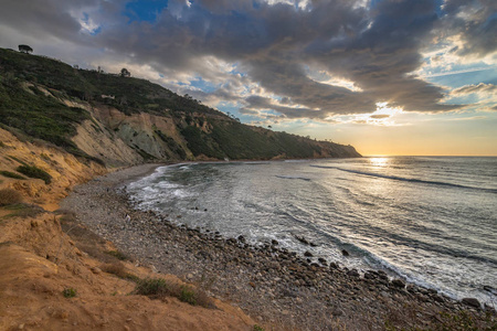 日落时俯瞰南加州海岸线，天空中有戏剧性的云彩，悬崖湾，帕洛斯，维德斯庄园，加利福尼亚
