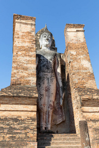 泰国苏科泰历史公园的瓦特马哈特巨大立佛雕塑