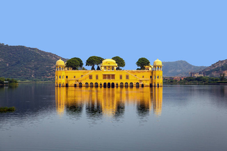 萨马哈人萨加尔湖中的水宫(jalmahal). 印度斋浦尔·拉贾斯坦邦.