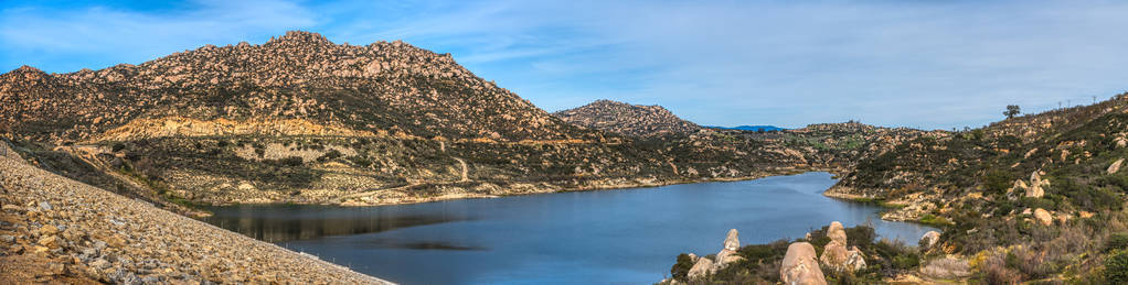 美丽的拉莫纳湖被群山环绕，位于一个高架位置，从绿色山谷卡车小径蓝天生态保护区加利福尼亚。