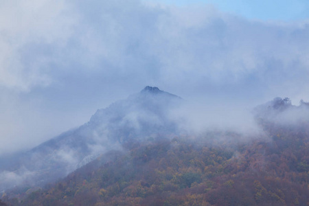 秋天的景色在群山中美丽的树叶和薄雾云