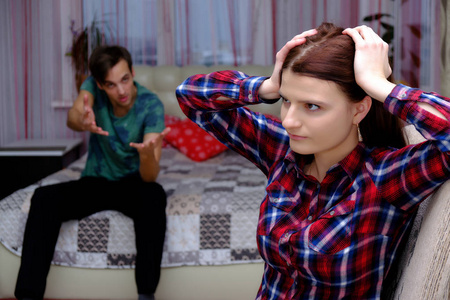 不直接家庭问题家庭关系不满的夫妻在房间里说脏话在沙发上.