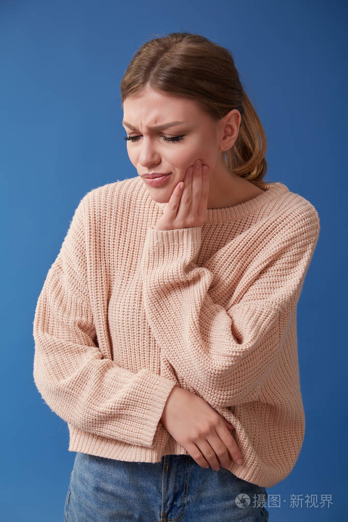 年轻的女人牙疼隔离在黄色背景上