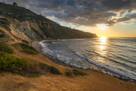 日落时俯瞰南加州海岸线，天空中有戏剧性的云彩，BluffCove，PalosVerdesEstates，加利福尼亚
