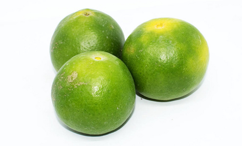 白色背景的绿橙健康水果