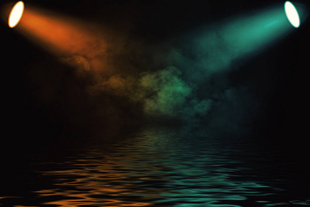 投影仪五颜六色的聚光灯，在水中反射。孤立在黑色背景上。