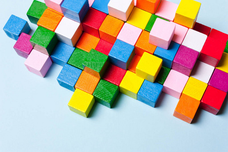 拼图中的彩色立方体。概念创意，逻辑思维，艺术，创意灵感