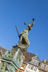 法兰克福德国罗默面前的女法官雕像