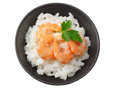白米与虾在黑碗隔离在白色背景。顶部视图