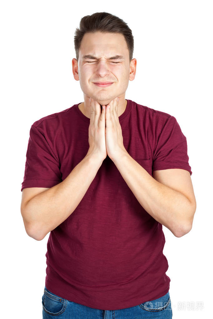 在孤立的背景下,年轻人扼住喉咙,严重疼痛.喉咙痛的概念.季节性流感