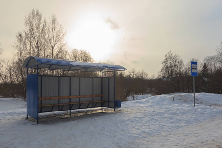 俄罗斯内陆的公共汽车站，在一个寒冷的冬日，日落的背景下