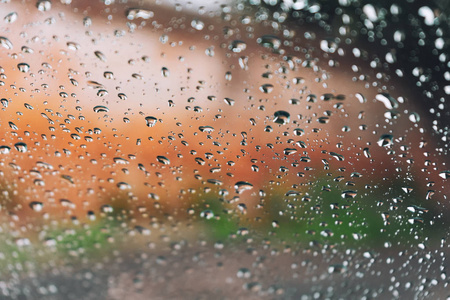 秋天，雨滴在城市的车窗上。