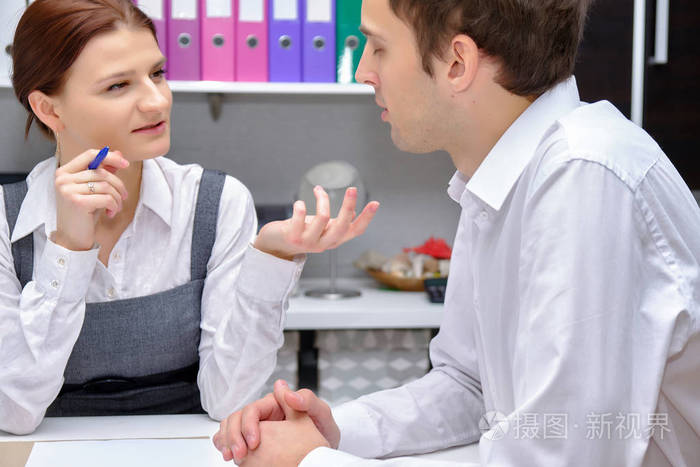 他们就在镜头前互相倾听.