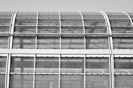 现代建筑有玻璃窗和屋顶。 黑白的。