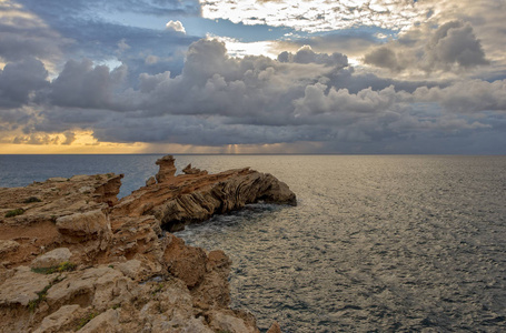 西班牙巴拉利群岛伊比萨海上的日出