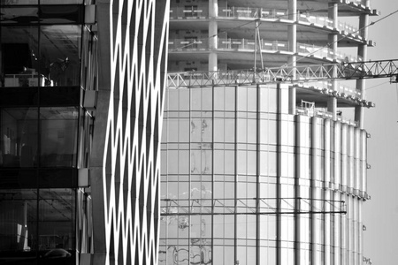 摩天大楼建造的详细视图。 黑白的。