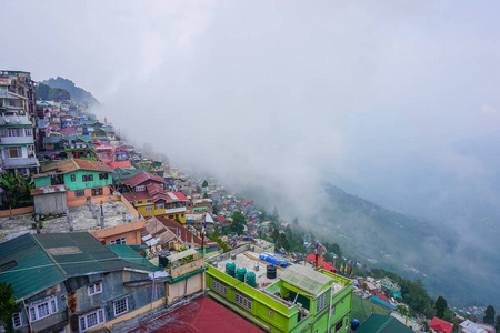 山上的房子。 大吉岭市的全景。 印度喜马拉雅山