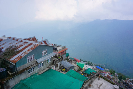 山上的房子。 大吉岭市的全景。 印度喜马拉雅山
