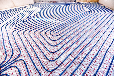 在建筑工地铺设地暖管道照片