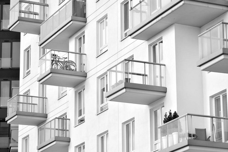 现代欧洲住宅公寓楼。 黑白的。