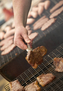 以牛肉汉堡为背景的烤肉烹制牛肉牛排