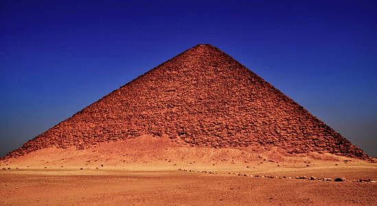 尼罗河和开罗吉萨的埃及金字塔. 古埃及文明的建筑遗产.