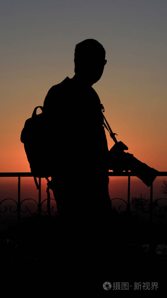 日落时摄影师的剪影照片-正版商用图片18tn10-摄图新视界