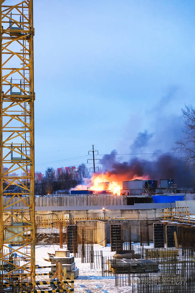 建筑工地上的一个住宅小区发生火灾