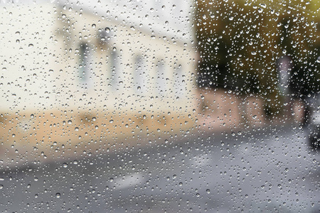 秋天，雨滴在城市的车窗上。