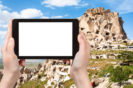 旅游概念旅游照片土耳其卡帕多西亚的岩石切割城堡，春季，智能手机，空切割屏，空白位置，广告。