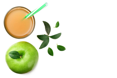 一个绿色苹果，苹果汁分离在白色背景上。 顶部视图