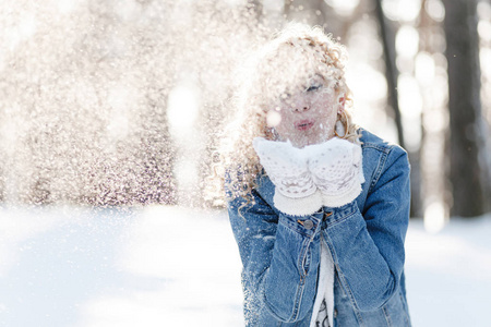 从她手中吹雪的女人的肖像