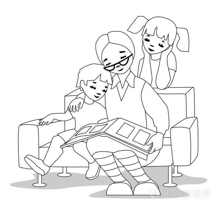 插画 祖母和她的孙子们坐在沙发上看照片.eps