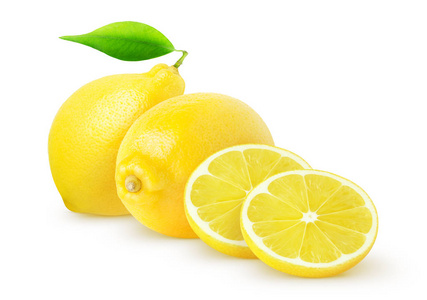 孤立的柠檬。两个完整的柠檬水果和切片与叶子隔离在白色与剪裁路径