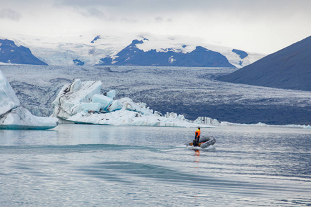 冰岛东南部的Jokulsarlon海滩钻石海滩上有黑色沙滩的冰崖。 太阳升起时的冰