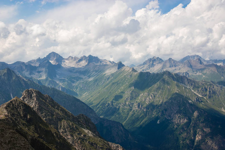 近距离观看国家公园多姆拜高加索俄罗斯欧洲的山景.