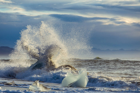 冰岛东南部的Jokulsarlon海滩钻石海滩有一个黑色沙滩的冰崖。太阳升起时的冰