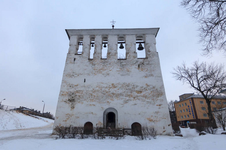 16世纪的建筑纪念碑，古老的俄罗斯东正教钟楼，映衬着蓝色的冬日天空