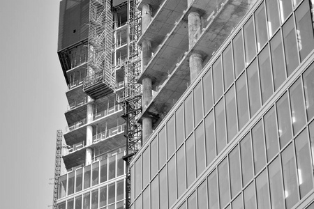 摩天大楼建造的详细视图。又黑又白。